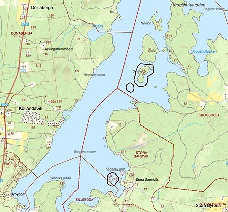 Figur 5. Skala 1:15 000. Heldragen svart linje är gräns för skydd, ofta 50 meter ut från strandlinjen för de öar som inkluderar vatten. Sönnerö är ett undantag, se heldragen svart linje.