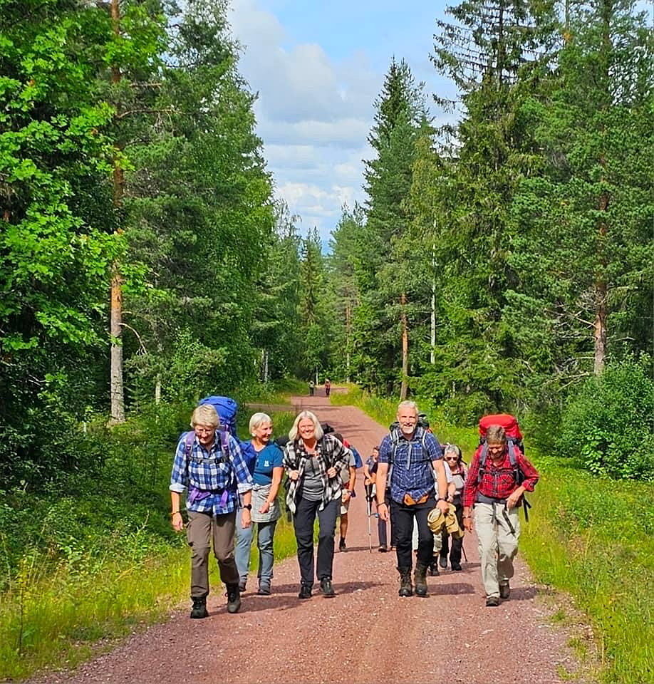 Vandra mellan Bergslagens bruk och skogar på pilgrimsleden Romboleden. 