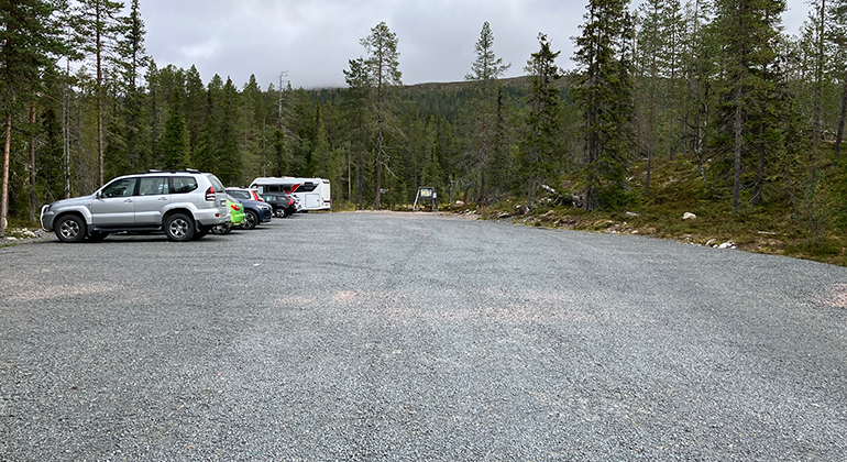 Det finns en grusad parkering för cirka 40 bilar. Parkeringen plogas inte vintertid.