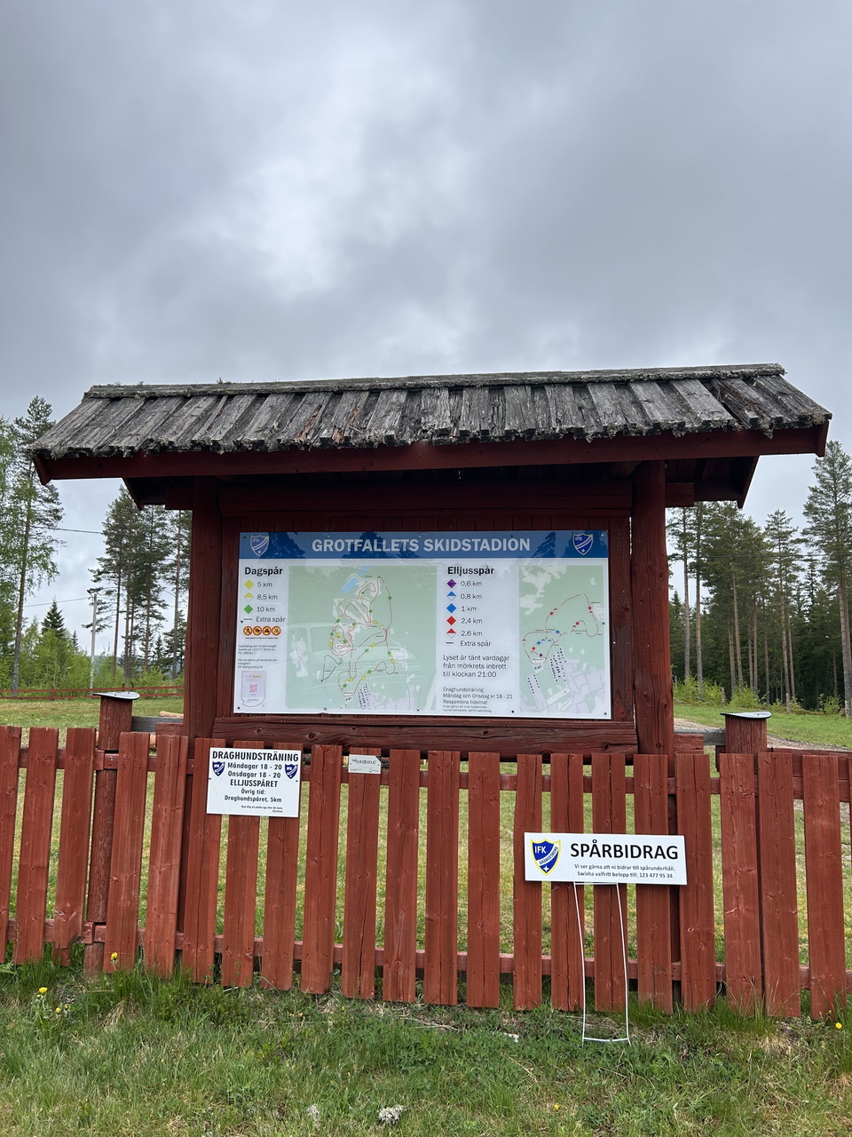 Bild som visar informationsskylt på plats vid Grotfallets skidstation.