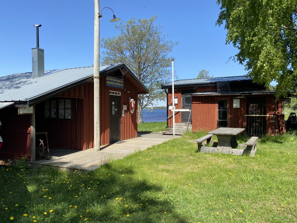 Rött hus med rastbord utanför.