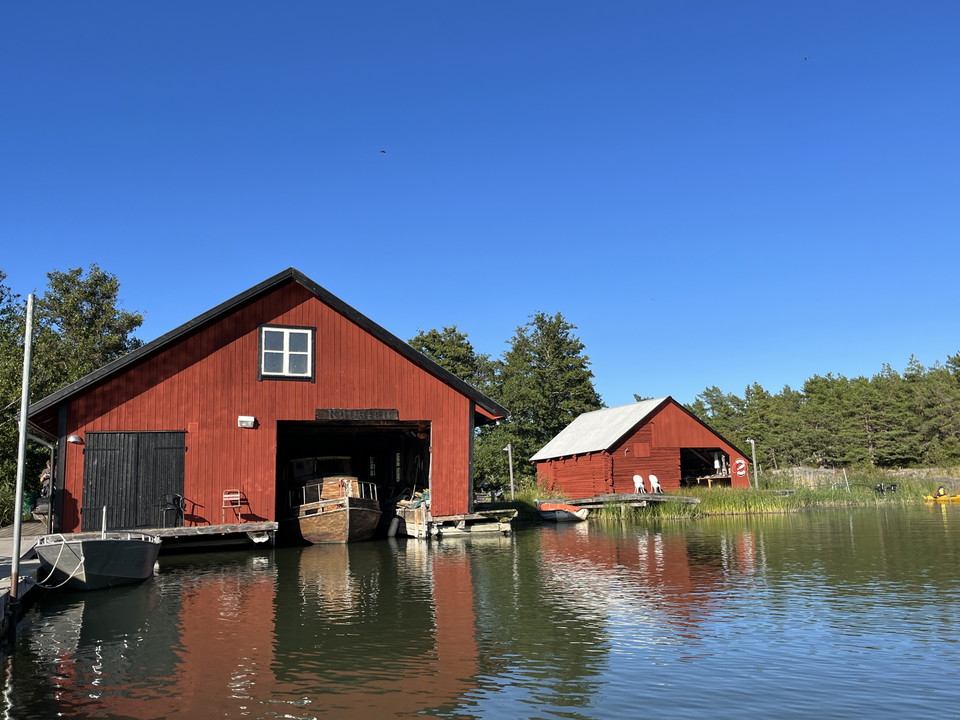 Bild på båthus med en brun båt inuti.