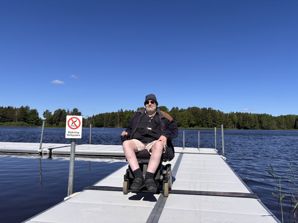 En man i rullstol på brygga.