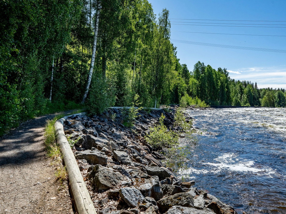 grusad vandringsled invid älv