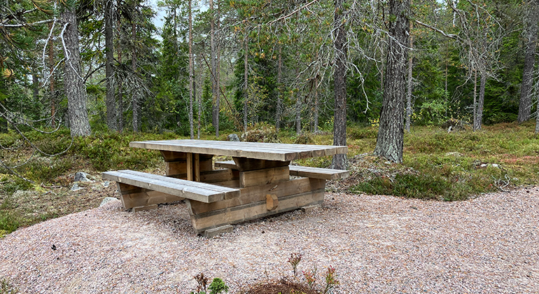 Efter 400 meter in från parkeringen, finns ytterligare ett bänkbord med förlängd gavel.