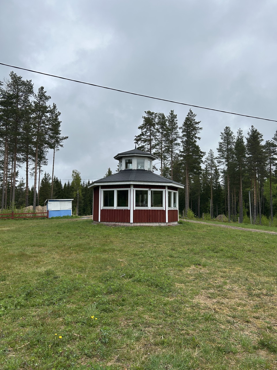 Bild på det röda och vita lusthuset vid Grotfallets skidstation.