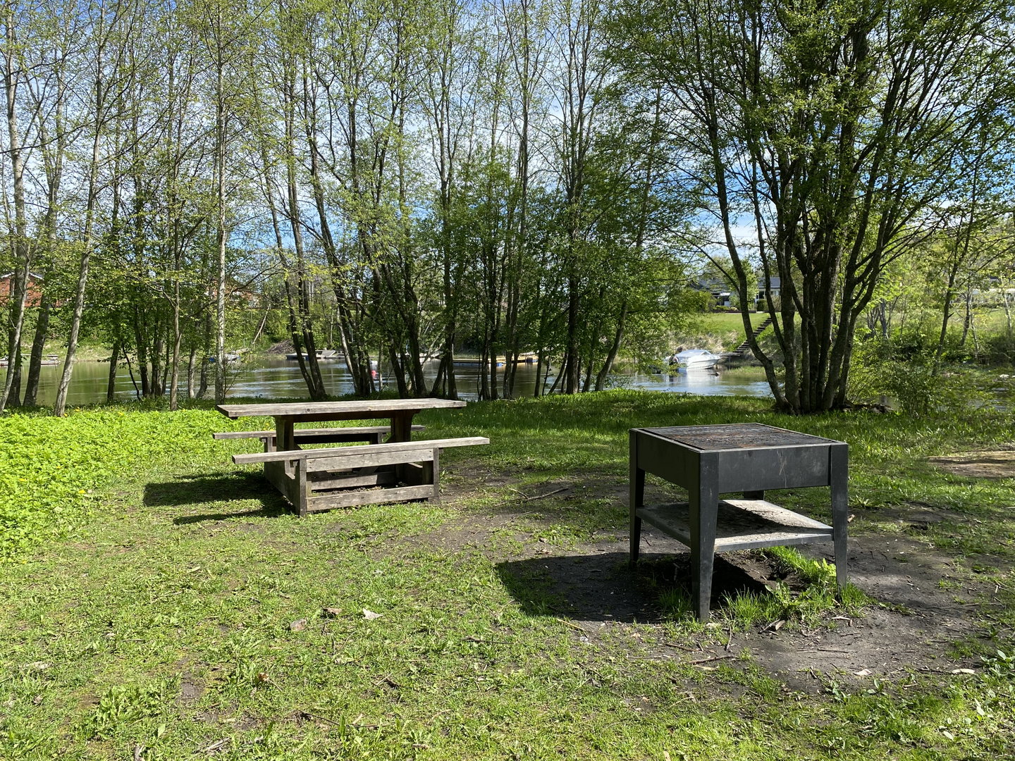 Bild på bänkbord och grill.