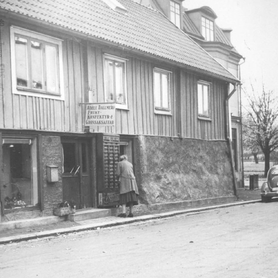 Adéle Dalmers frukt-, konfektyr och grönsaksaffär på Hantverksgatan. 