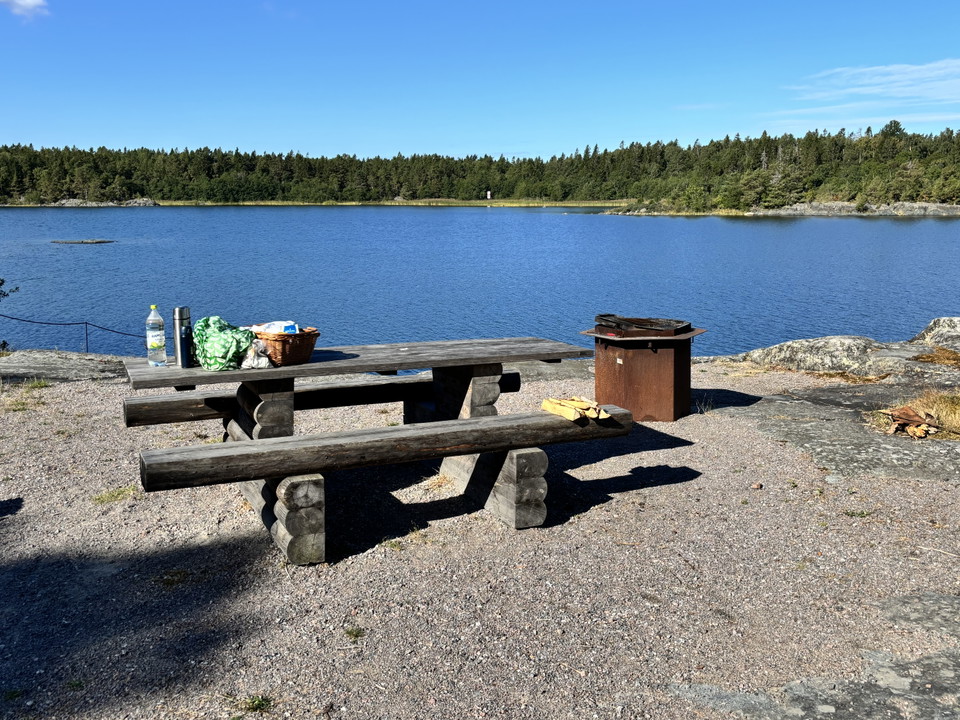Bild på bänkbord och grill.
