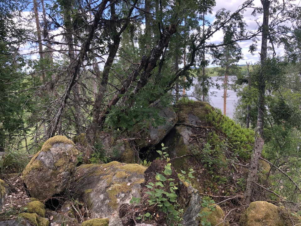 Grottan ligger med utsikt över sjön Liljan.