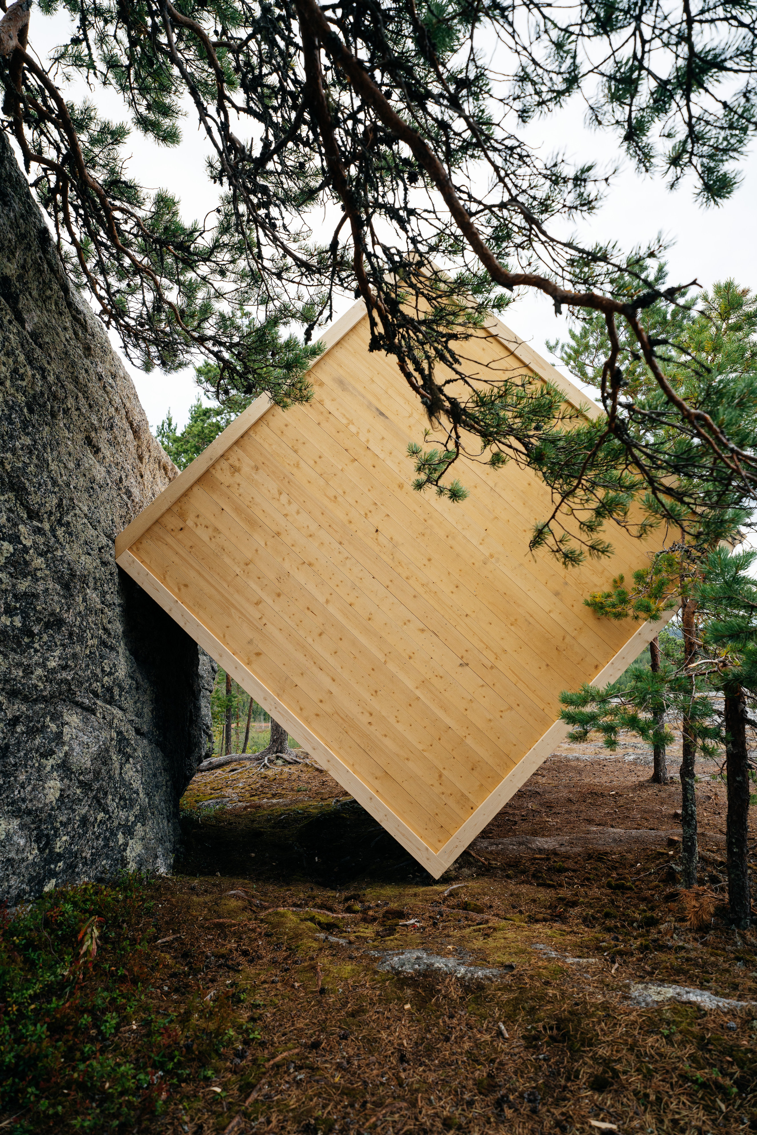 Vindskyddet på Högberget är inspirat av stenhällarna runt omkring. "Det ska kännas som att byggnaden…