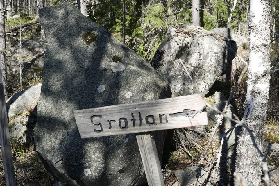 Skylt där stigen mot Gråhålsgrottan startar.