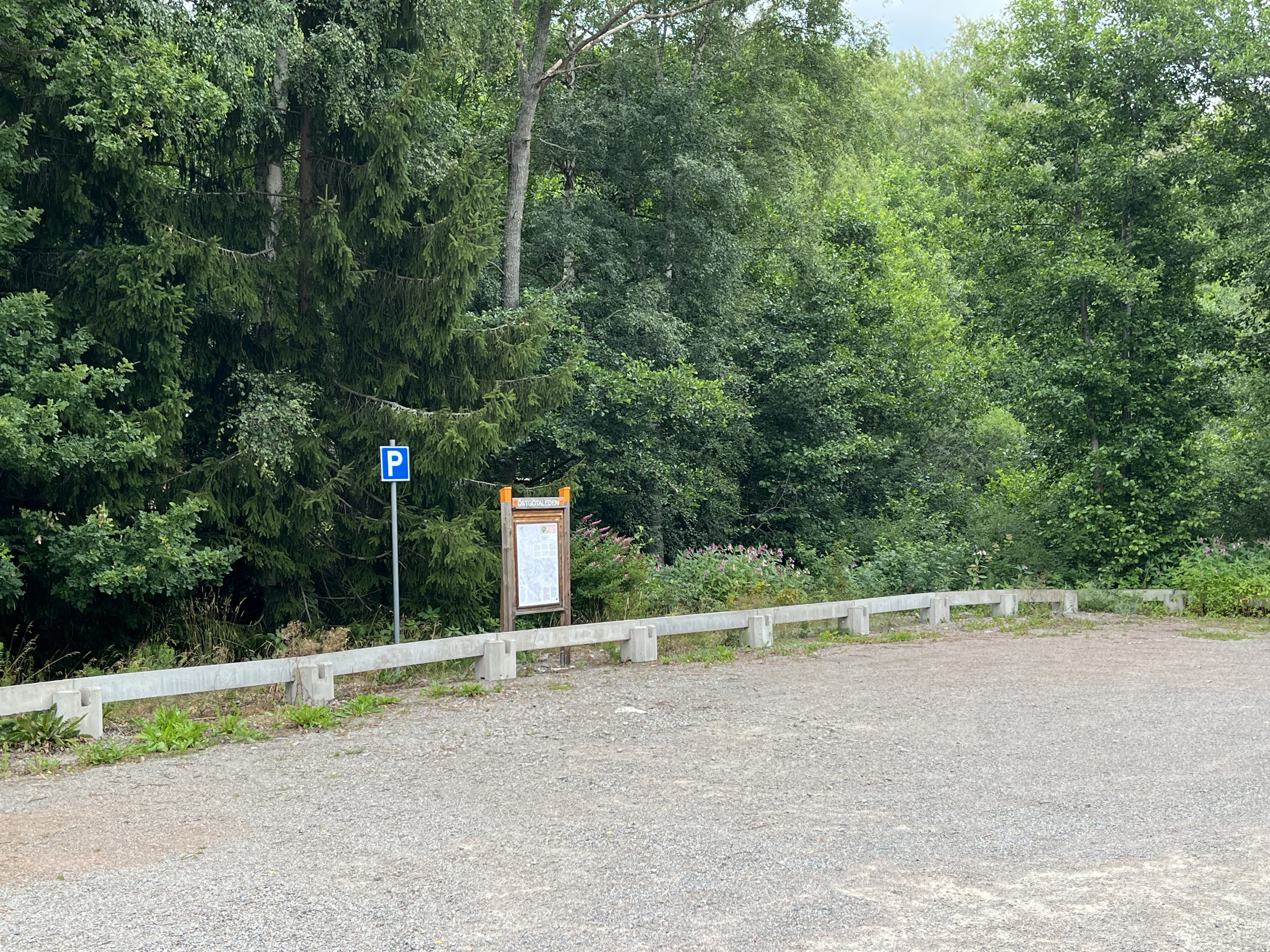 Östgötaledens entréskylt vid parkeringen i Blåvik.