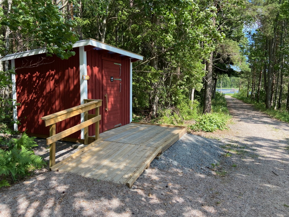 Ett litet rött hus.