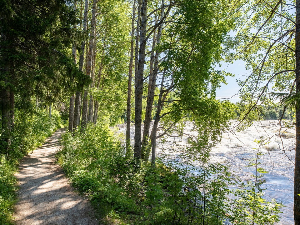 Grusad led invid en älv