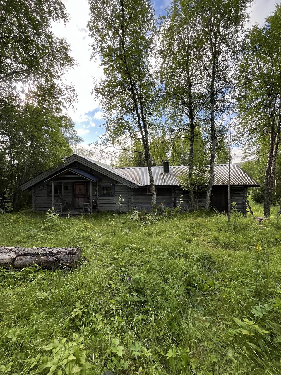Stugan (man bor i den högra delen, till vänster har familjen sin stuga)