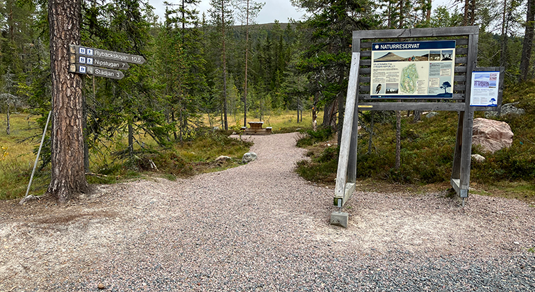 Vid entrén till reservatet kan du ta del av information om naturreservatet vid tavlan.