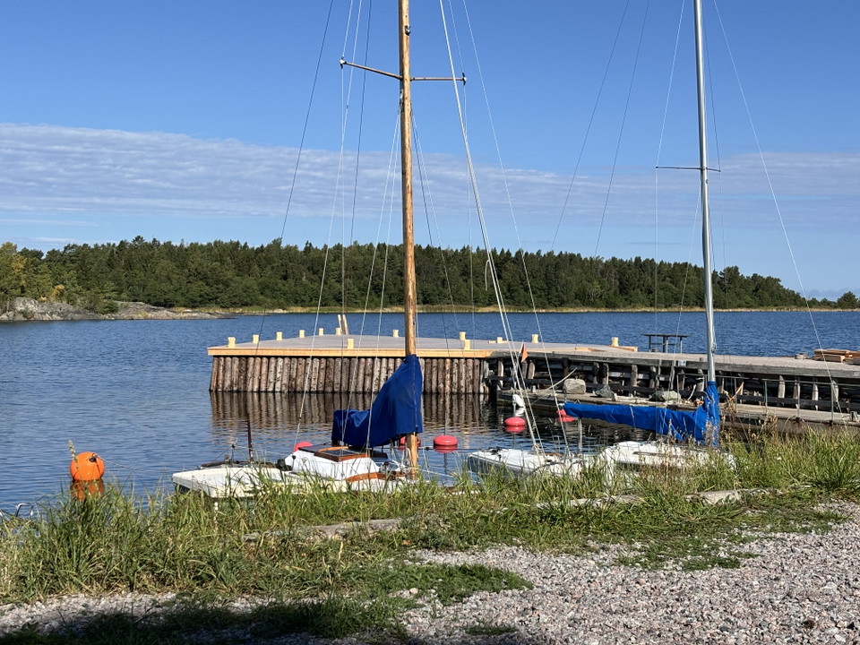 Segelbåtar ligger förtöjda i hamn.