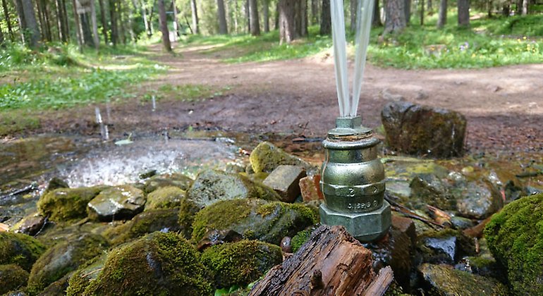 Springkällan med munstycket som sprutar vatten från Enån. Bild: