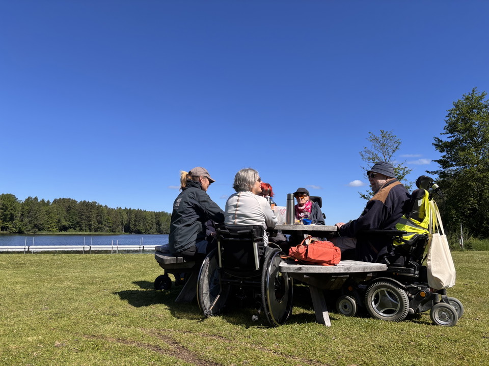 Rastbord med människor som fikar.