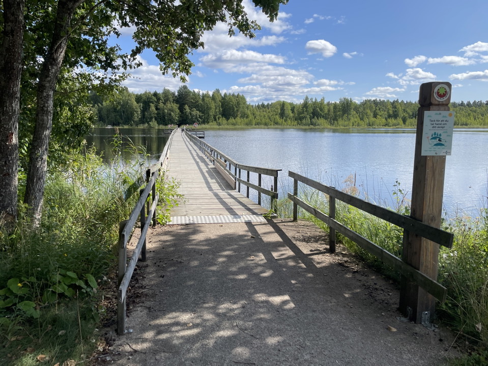 Lång brygga över en hel sjö.