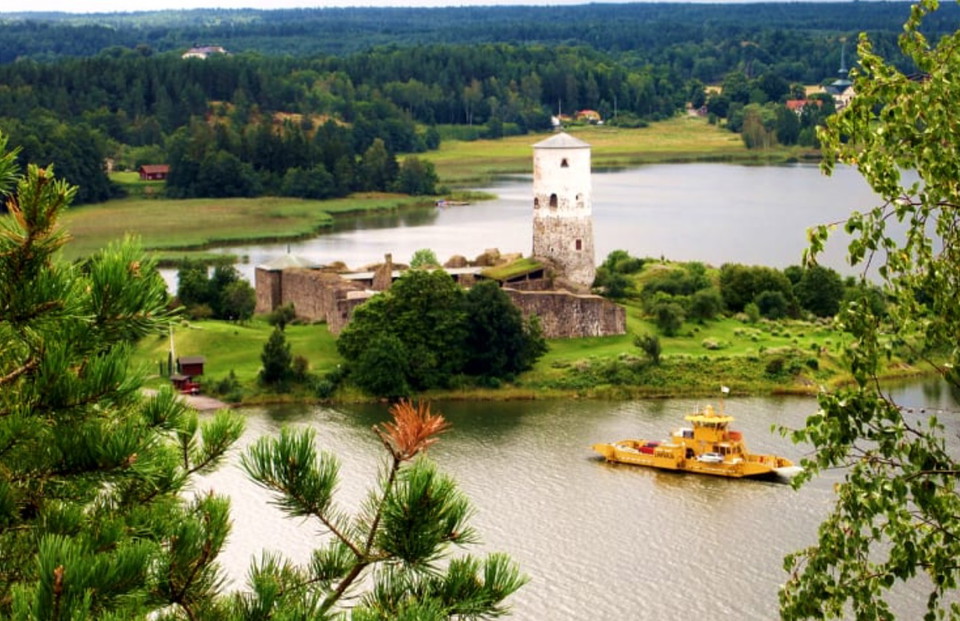 Utsikt från naturreservatet över Slätbaken och Stegeborgs slottsruin.