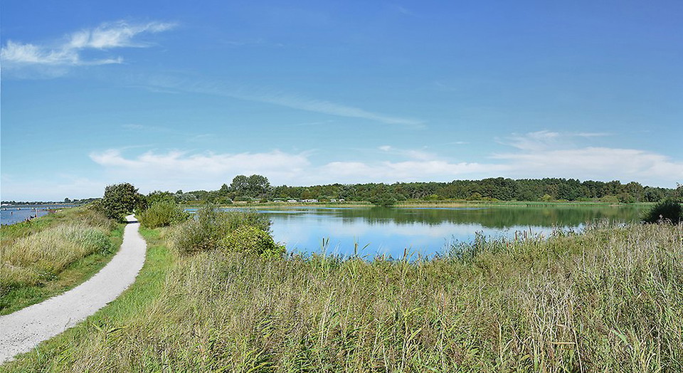 Gångstig mellan havet och dammarna.
