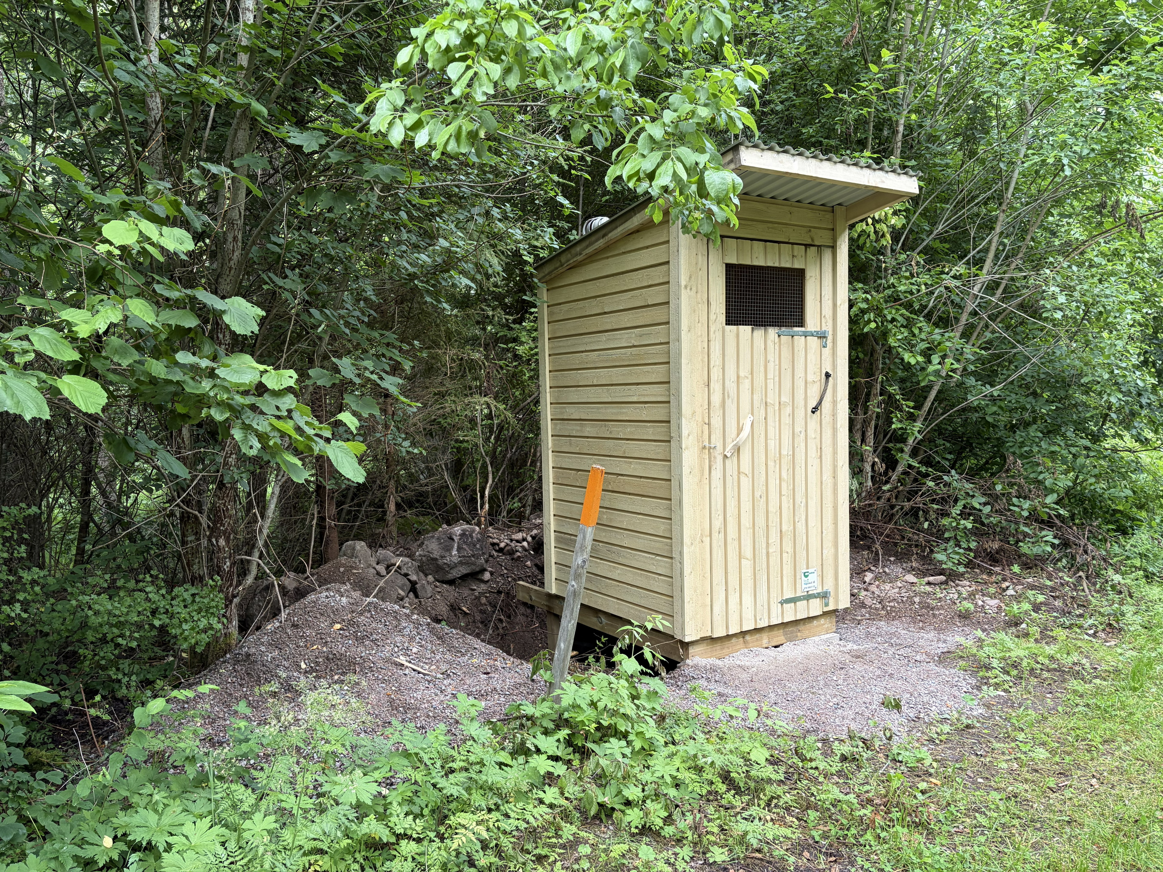 Torrtoalett vid sjön Trehörningen.