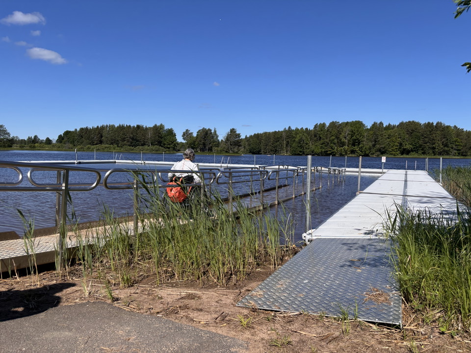 Bild på badramp vid vatten.