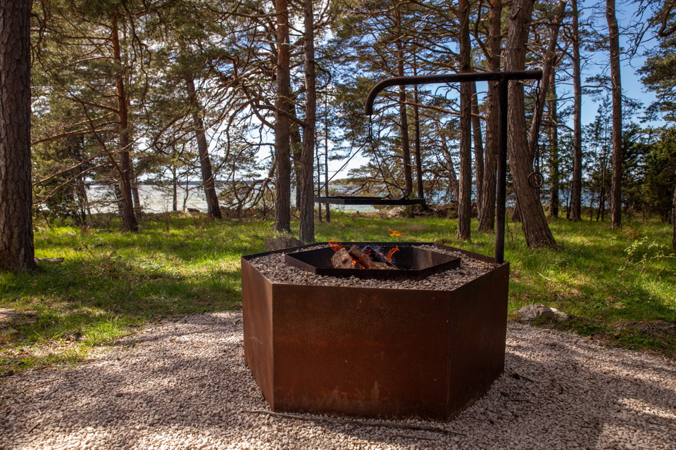 Grillplats i skogsmiljö.