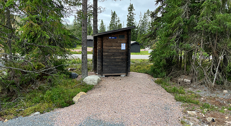 Torrdass finns vid parkeringen. En grusad stig når fram till torrdasset.