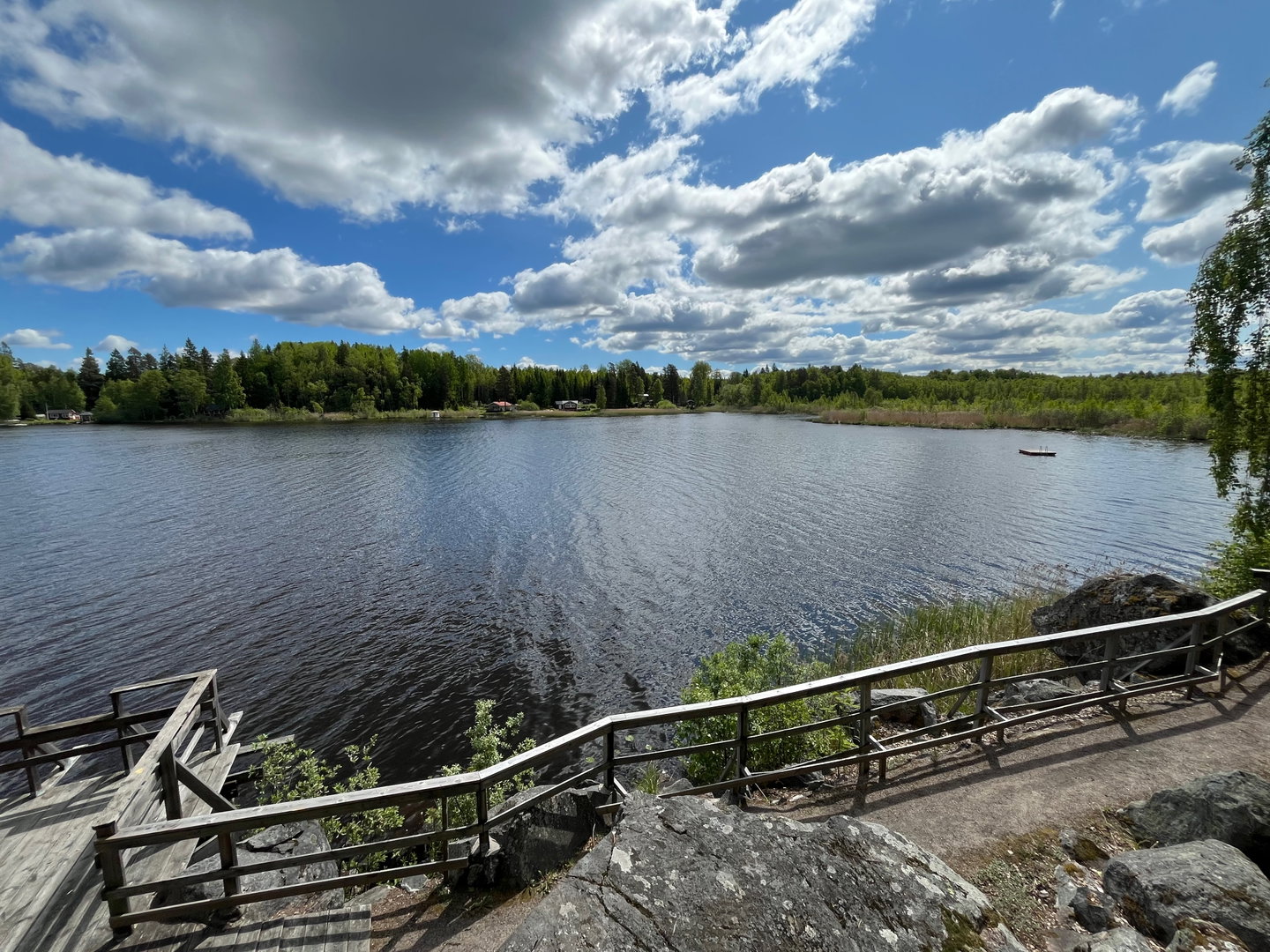 Utsikt från en höjd över gångväg som går längs med en sjö.