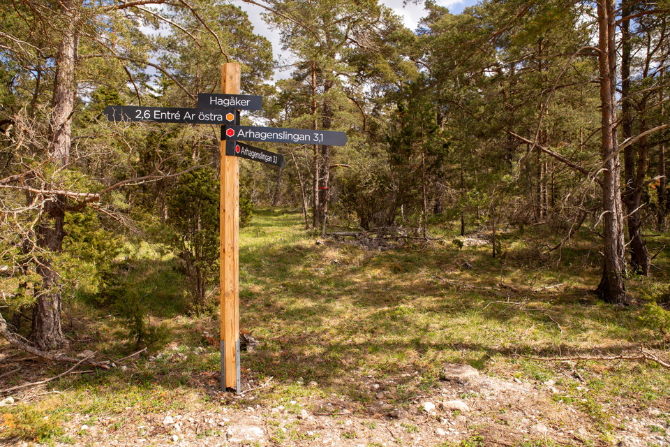 Vägvisare över Arhagenslingan och Entré Östra Ar.