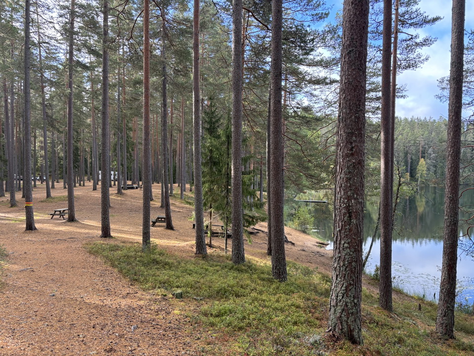 Vy över rastplats och Ljustjärn