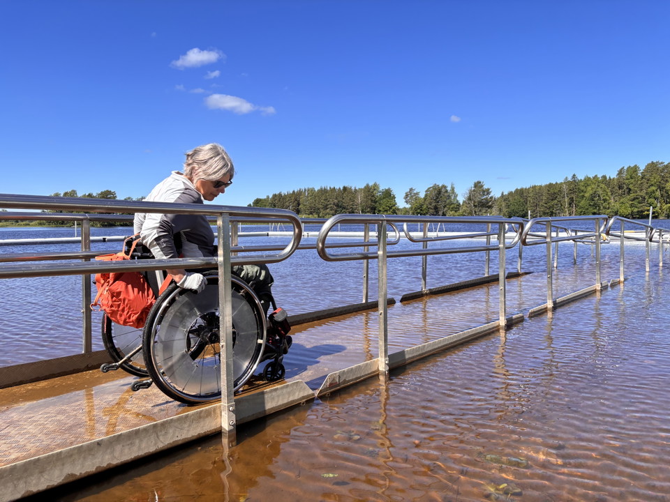 En kvinna i rullstol på en badramp.