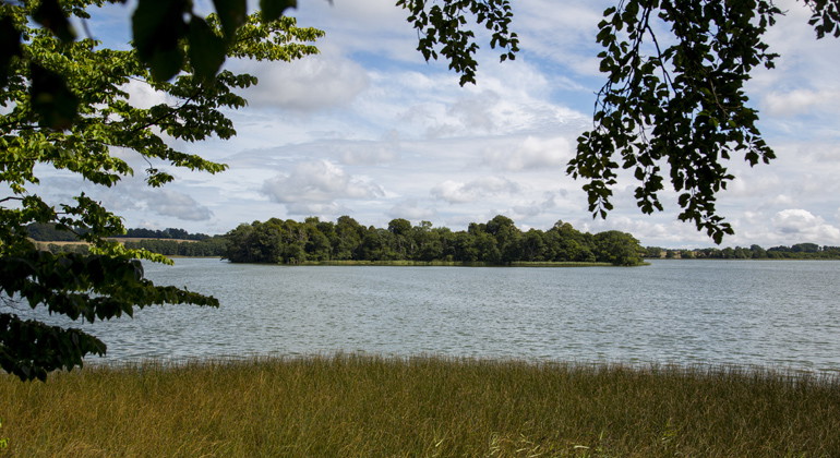 Lybeck sett från Krageholmssjöns västra sida.
