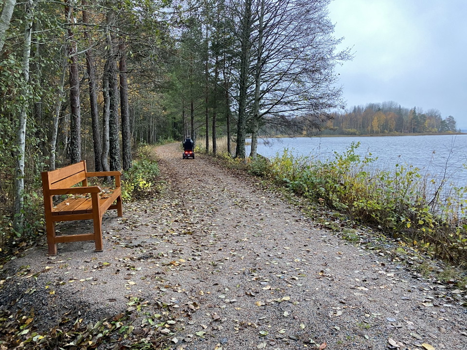 Vägen är grusad och det finns en bänk att vila på.