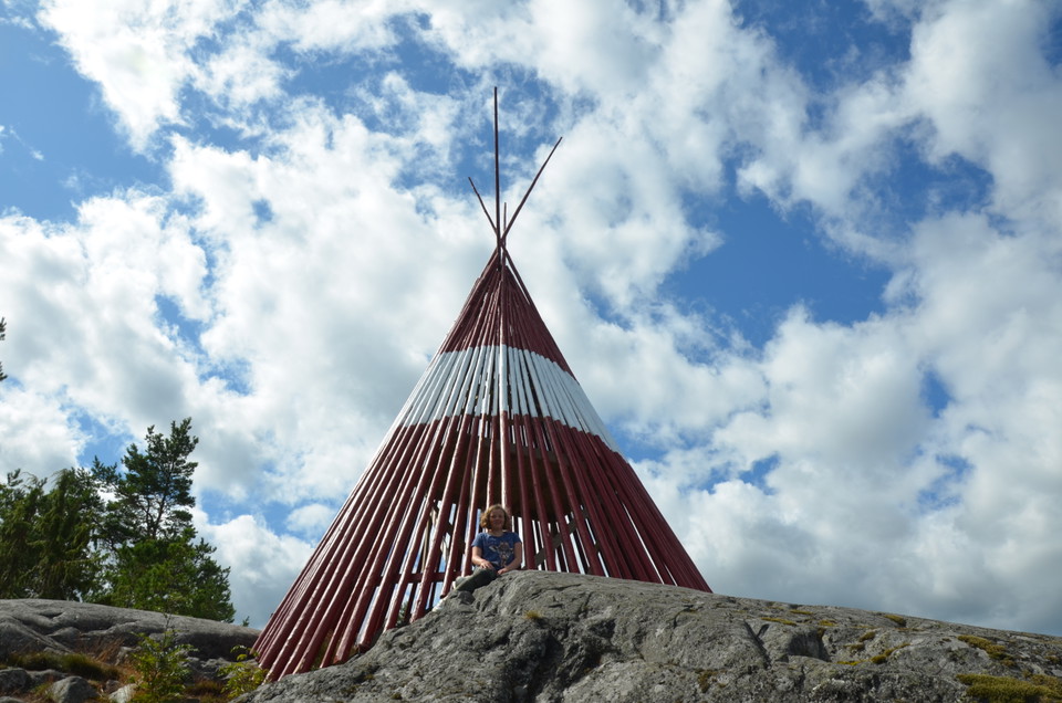 Bild på rött och vitt pyramidformat byggnadsverk.