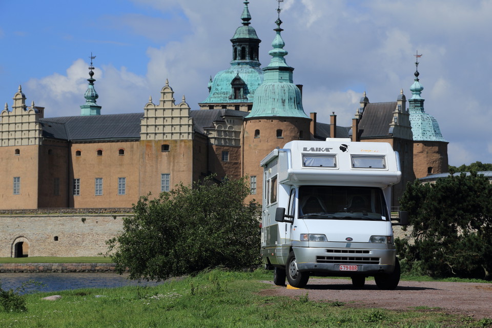 Husbil med Kalmar slott i bakgrunden