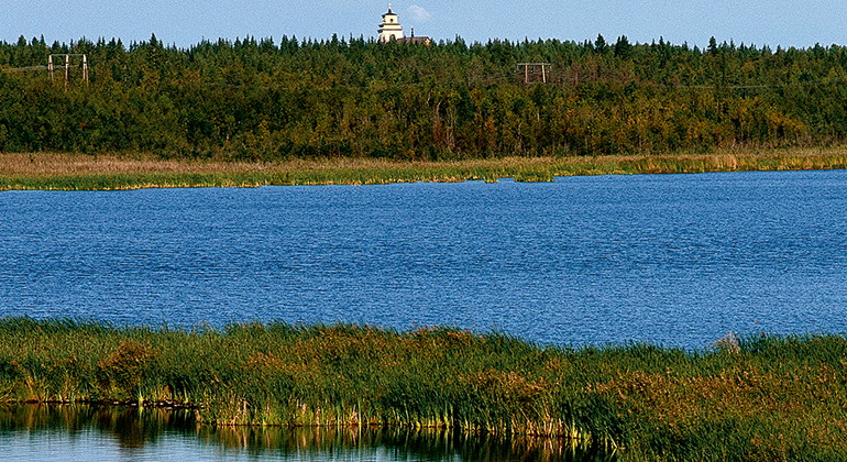 Vy över Gammelstadsviken med Gammelstads kyrka i bakgrunden.