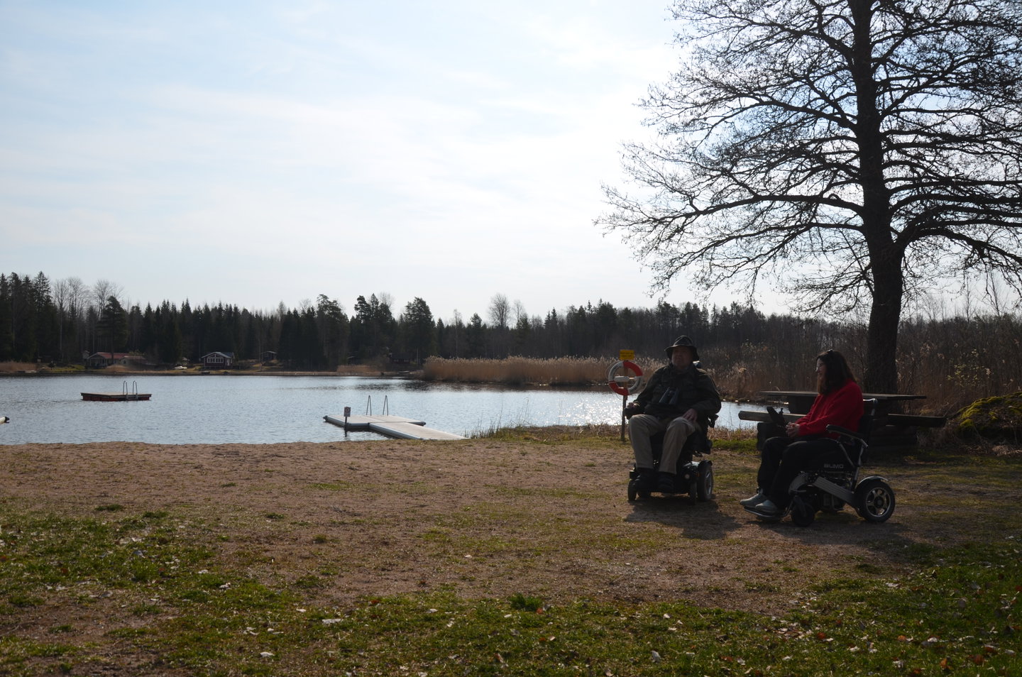 En man och kvinna med sandstrand i bakgrunden.