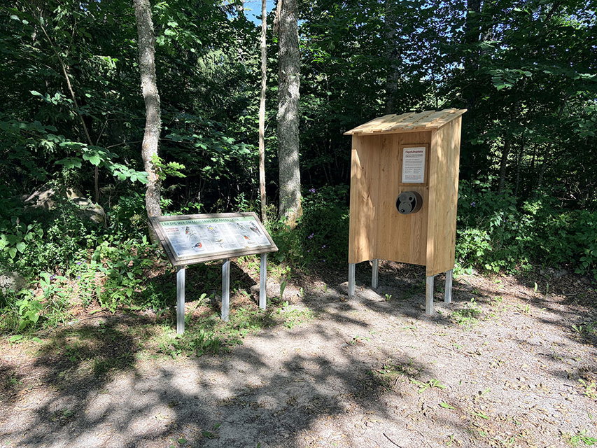 Informationstavla och ljudbås.