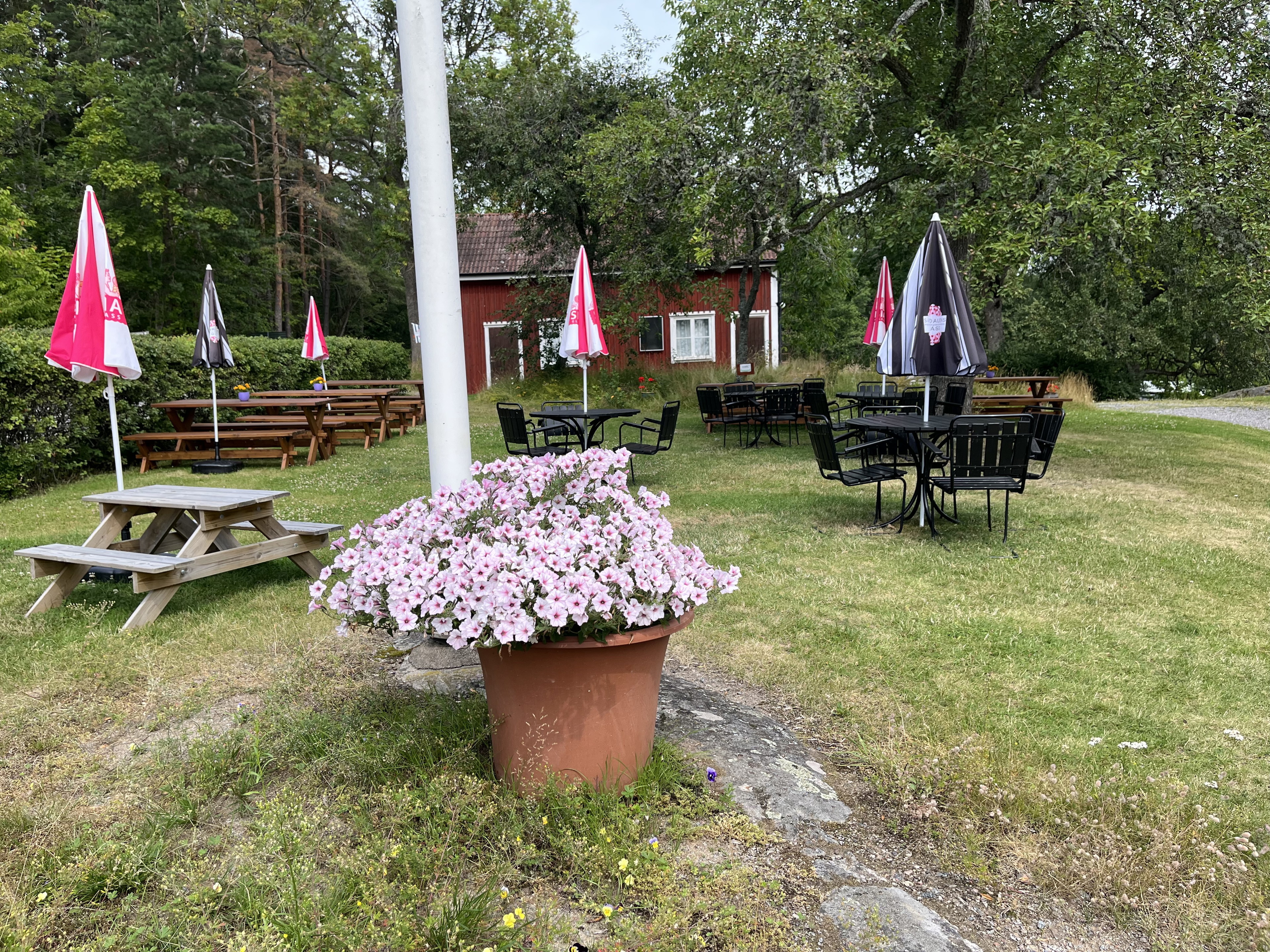 Fikabord vid Stegeborgsgården.