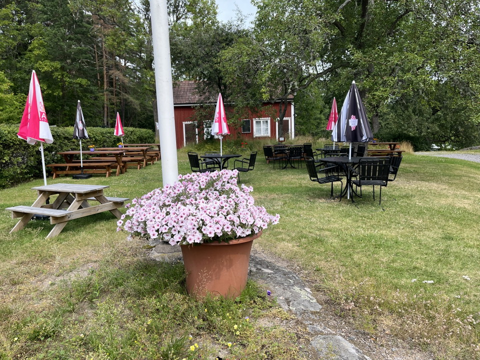 Fikabord vid Stegeborgsgården.