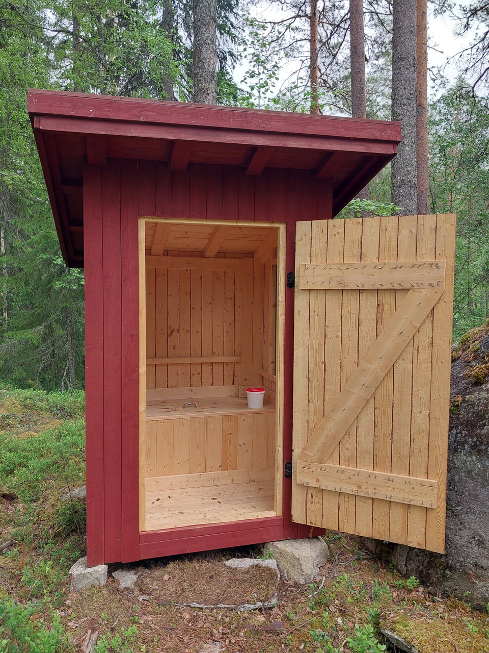 Insidan på torrtoaletten vid Aspersforsen.