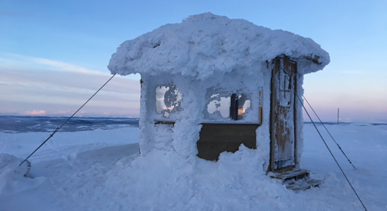 Ett av vindskydden på Dundret, som vintertid blästras av snö.