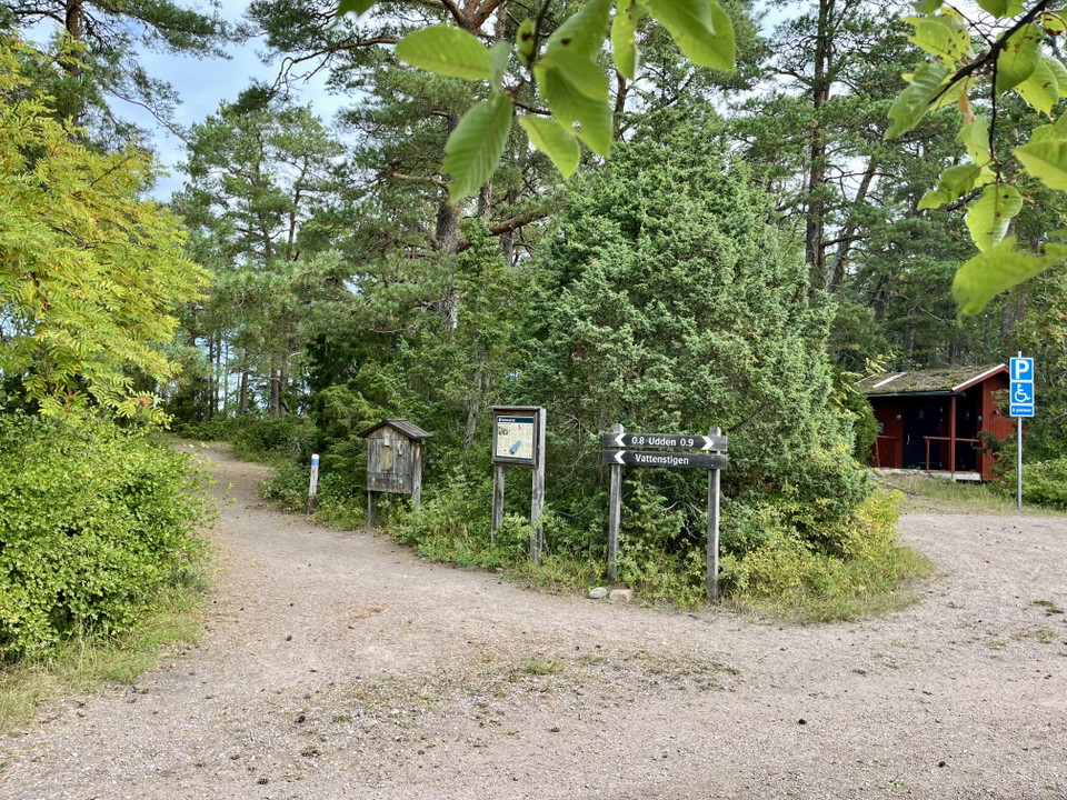 Skyltar och vägvisare i en korsning mellan två vägar.