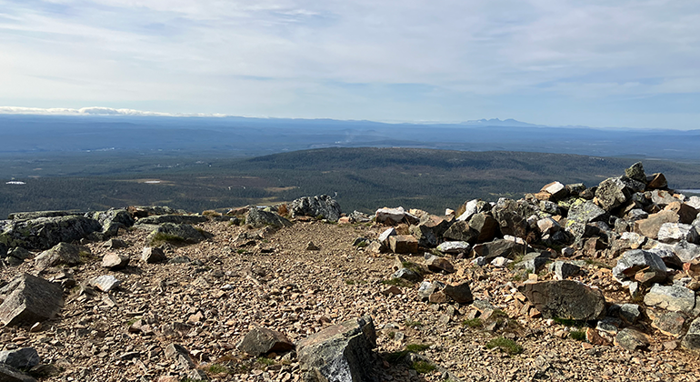 Väl uppe på toppen finns platåer där du kan sätta dig på en sten och vila. Klara soliga dagar ser du ända bort till Grövelsjön och norska gränsen eller Fulufjället.