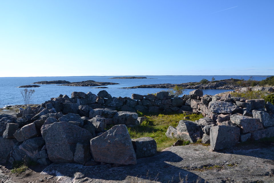 Grundstenar från åttakantiga båken som uppfördes 1741.