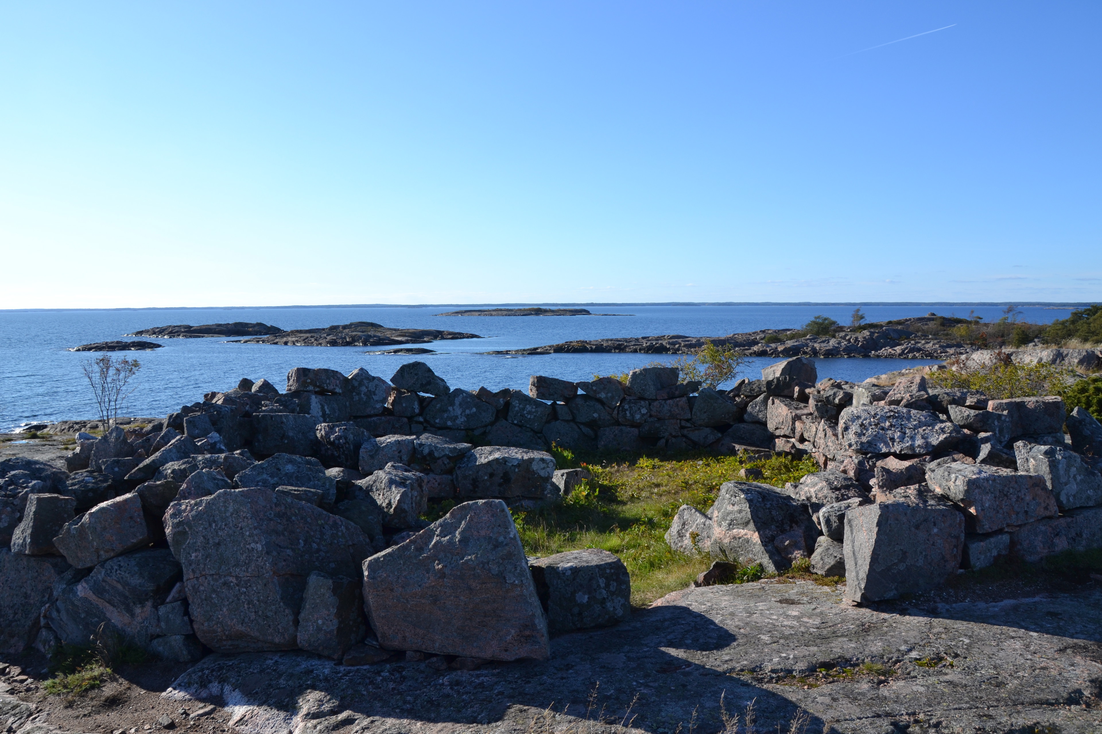 Grundstenar från åttakantiga båken som uppfördes 1741.